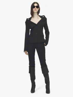 Giacca con harness e spalle scoperte da Donna in Nero