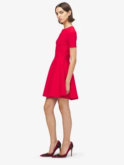 Miniabito aderente e svasato da Donna in Rosso